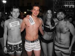 Yamil Santoro con Natacha Jaitt y dos manifestantes en un cacerolazo contra Cristina Kirchner