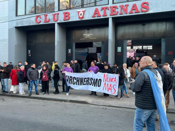 Kirchnerismo nunca más: libertarios volvieron a mostrar la provocadora bandera en el acto de La Plata