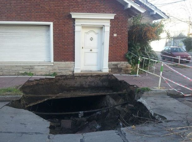 Mar del Plata: una casa quedó en el aire al hundirse la vereda