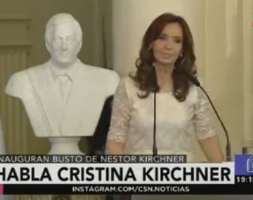 Cristina descubrió el busto de Néstor Kirchner en Casa de Gobierno