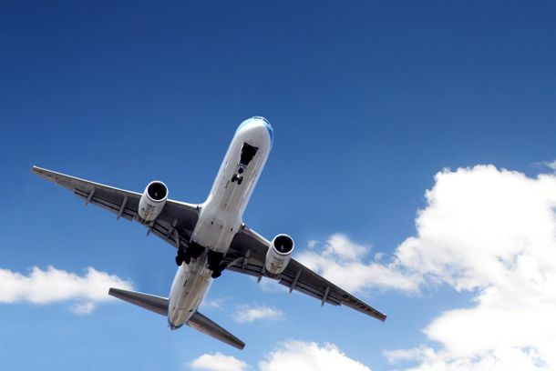 Insólito: se cayó de un avión en pleno vuelo en Londres