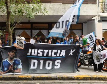 Declaran hoy los médicos que asistieron a Maradona el día de su fallecimiento