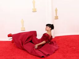 Oscar 2024: Liza Koshy protagonizó el primer blooper de ceremonia