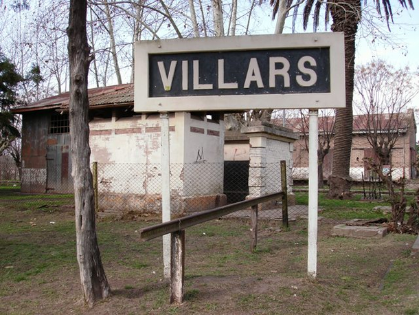 Paisaje sereno de la estación de trenes de Villars, con su característica arquitectura de principios de siglo XX rodeada de extensa vegetación. Paisaje sereno de la estación de trenes de Villars, con su característica arquitectura de principios de siglo XX rodeada de extensa vegetación.