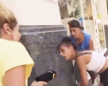 Una notera estaba repartiendo agua y una pareja quiso llevarse su heladerita