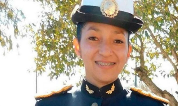 Obligaban a una policía a bañarse con agua fría en el cuartel: murió de neumonía