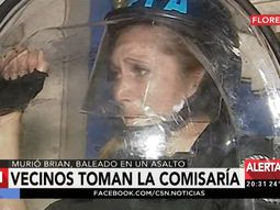 Llanto de una policía en la toma de la comisaría de Flores Llanto de una policía en la toma de la comisaría de Flores
