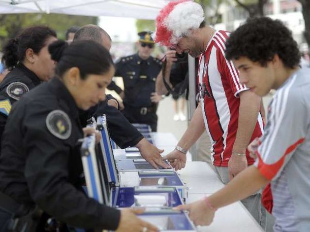 Superclásico: hubo control de huella dactilar para los hinchas