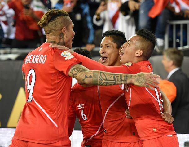 Con un polémico gol, Perú golpeó a Brasil y lo dejó afuera de la Copa