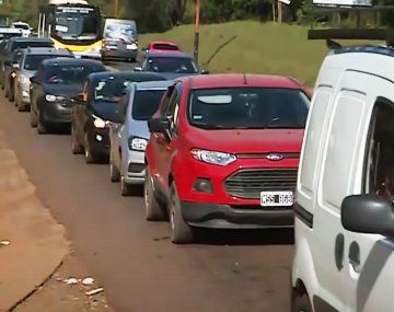Boom de compras en la triple frontera: largas filas de autos para conseguir precios