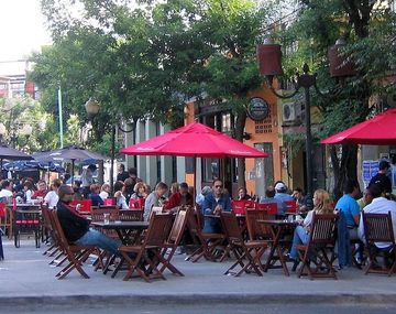 Bares y restaurantes ya no tendrán que pagar extra por sus mesas en la calle