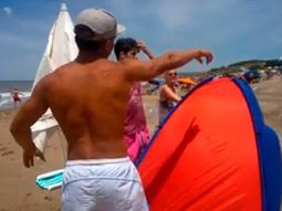 Guardavidas quiere echar a familia en playa de Mar del Plata Guardavidas quiere echar a familia en playa de Mar del Plata