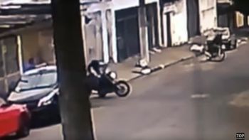 Un policía encubierto le disparó a un delincuente en moto que intentó robarle Un policía encubierto le disparó a un delincuente en moto que intentó robarle