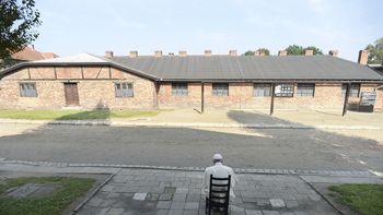 mira las imagenes que son tapa de los diarios del mundo: francisco, en silencio, en auschwitz mira las imagenes que son tapa de los diarios del mundo: francisco, en silencio, en auschwitz