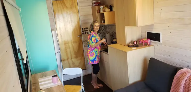 Silvia es dueña de un mini hogar container de 15 metros cuadrados en Villa Flor Serrana. Silvia es dueña de un mini hogar container de 15 metros cuadrados en Villa Flor Serrana.
