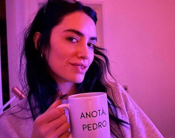 Lali Espósito y una taza con una frase de Cristina Kirchner.