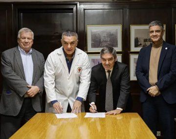 El jefe de Gobierno de la Ciudad, Jorge Macri, junto al rector de la UBA, Ricardo Gelpi, y firmando, el ministro de Salud porteño, Fernán Quiros, y el director del Hospital de Clínicas, Marcelo Melo.