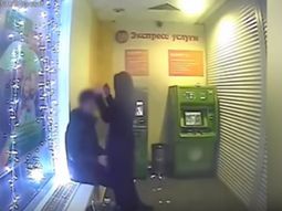 filmaron a una pareja teniendo sexo adentro de un cajero automatico filmaron a una pareja teniendo sexo adentro de un cajero automatico