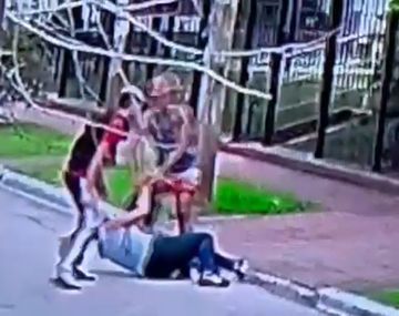 Intentaron robarle la mochila a una mujer que gritaba de dolor cuando la golpeaban contra el asfalto