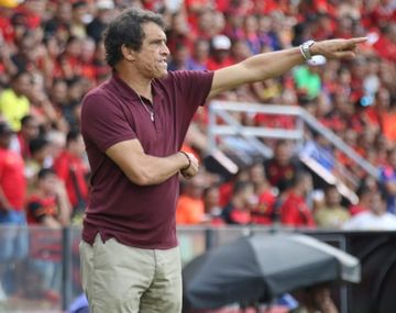 Nunca visto: un alcanzapelotas le robó el celular a un DT en pleno partido...¡y lo descubrieron!