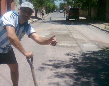 Hágalo usted mismo: se cansó de los pozos y salió a arreglarlos en la calle