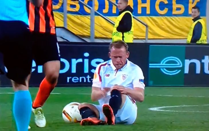 Horrenda lesión de un jugador del Sevilla: salió en camilla y entre lágrimas