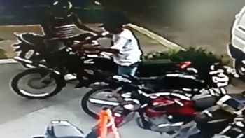 estaciono su moto y se fue a jugar al futbol: en menos de un minuto se la robaron estaciono su moto y se fue a jugar al futbol: en menos de un minuto se la robaron
