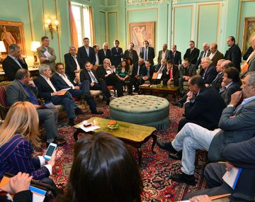 Daniel Scioli se mostró con medio centenar de intendentes bonaerenses