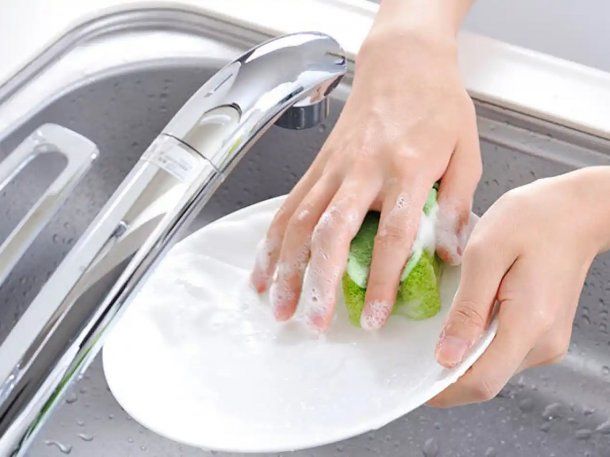  El truco casero para lavar los platos dejándolos impecables