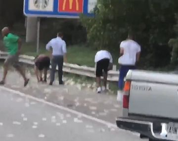 Se abrió la puerta de un blindado y hubo una lluvia de dólares en una autopista