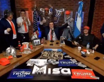 Repudio en redes sociales por el festejo cipayo del Gordo Dan y su equipo tras el viaje de Milei a EEUU