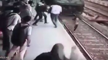 El impactante momento en el que un tren arrolla a una joven en la India El impactante momento en el que un tren arrolla a una joven en la India
