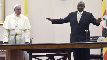 el papa llego a uganda para la segunda etapa de su gira por africa el papa llego a uganda para la segunda etapa de su gira por africa