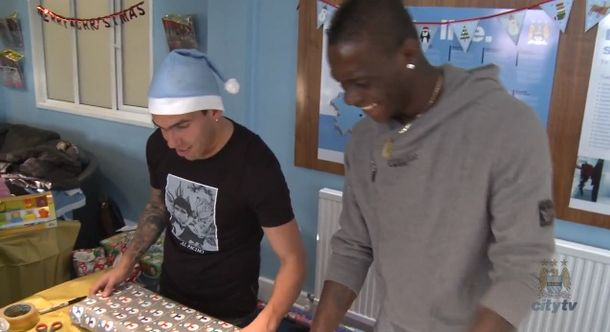 Tevez y Balotelli se preparan para Navidad en un video delirante