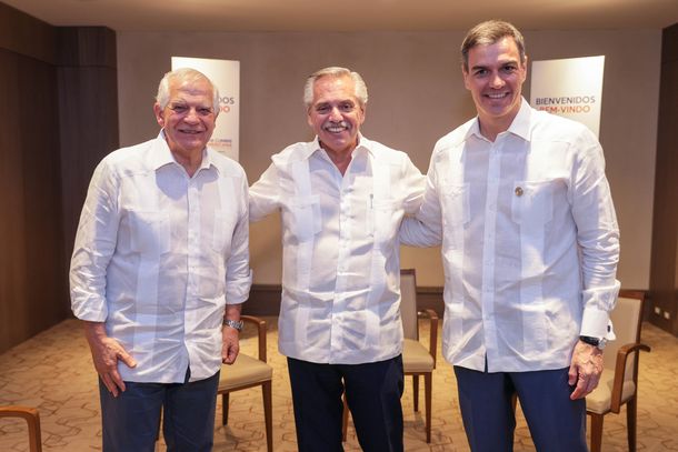 El presidente Alberto Fernández junto al Presidente del Gobierno de España, Pedro Sánchez y el Alto Representante de la Unión Europea para Asuntos Exteriores y Política de Seguridad, Joseph Borrell.