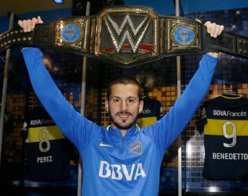 El goleador de Boca posa con el cinturón de la WWE