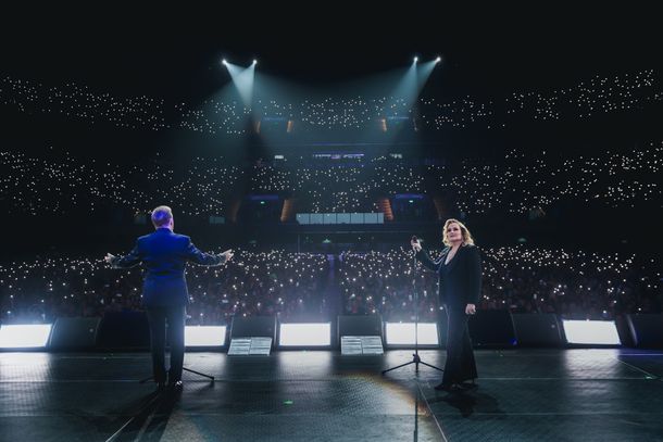 Pimpinela hizo emocionar Buenos Aires con un show a puro clásico.