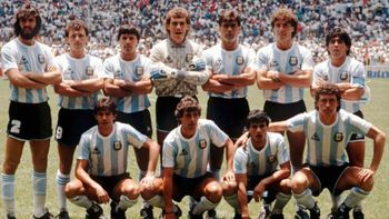Campeón del mundo e ídolo en Independiente, este exjugador ganó la Libertadores e Intercontinental durante su carrera. Campeón del mundo e ídolo en Independiente, este exjugador ganó la Libertadores e Intercontinental durante su carrera.