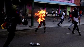 Así quemaron vivo a Orlando Figuera en Venezuela Así quemaron vivo a Orlando Figuera en Venezuela