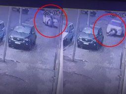 Video: un auto perdió el control, atropelló y mató a una mujer
