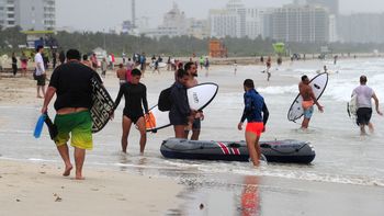 Surfistas aprovechan las olas en Miami Surfistas aprovechan las olas en Miami