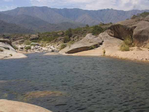El hombre se tiró a nadar en uno de los balnearios de Nono y desapareció de la superficie.