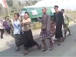 insolito: llevaban un ataud y se les cayo el muerto insolito: llevaban un ataud y se les cayo el muerto