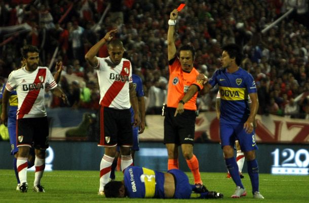 La patada de Silva que dejó a Boca con 10 hombres sobre el inicio del partido