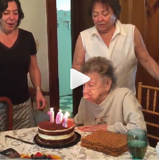 Una abuela cumplió 102 años, sopló las velitas y se le escapó la dentadura