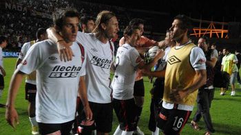 sobre la hora, colon derroto a tigre en una fiesta de goles sobre la hora, colon derroto a tigre en una fiesta de goles