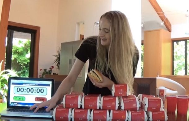 VIDEO: Una modelo se come 22 hamburguesas en 1 hora
