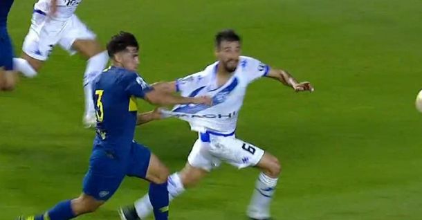 El insólito penal que no cobró Espinoza y que favoreció a Boca ante Vélez