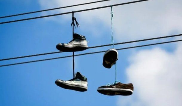 ¿Qué significan las zapatillas colgadas de cables? ¿Qué significan las zapatillas colgadas de cables?