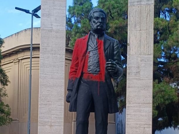 Vandalizaron el monumento a Ovidio Lagos en Rosario